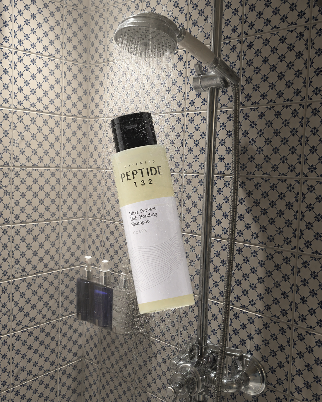 COSRX PEPTIDE-132 Ultra Perfect Hair Bonding Shampoo i duschen, ett koreanskt schampo för skadat hår och stärkande hårvård.