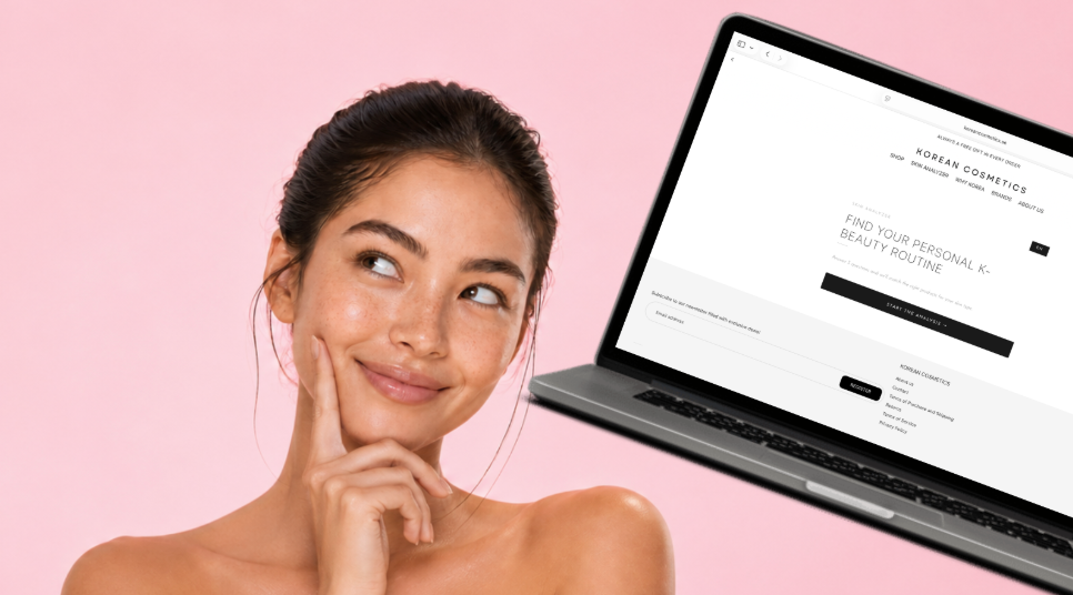 Kvinna med klar hud bredvid laptop som visar Korean Cosmetics hudanalys för personlig k-beauty rutin