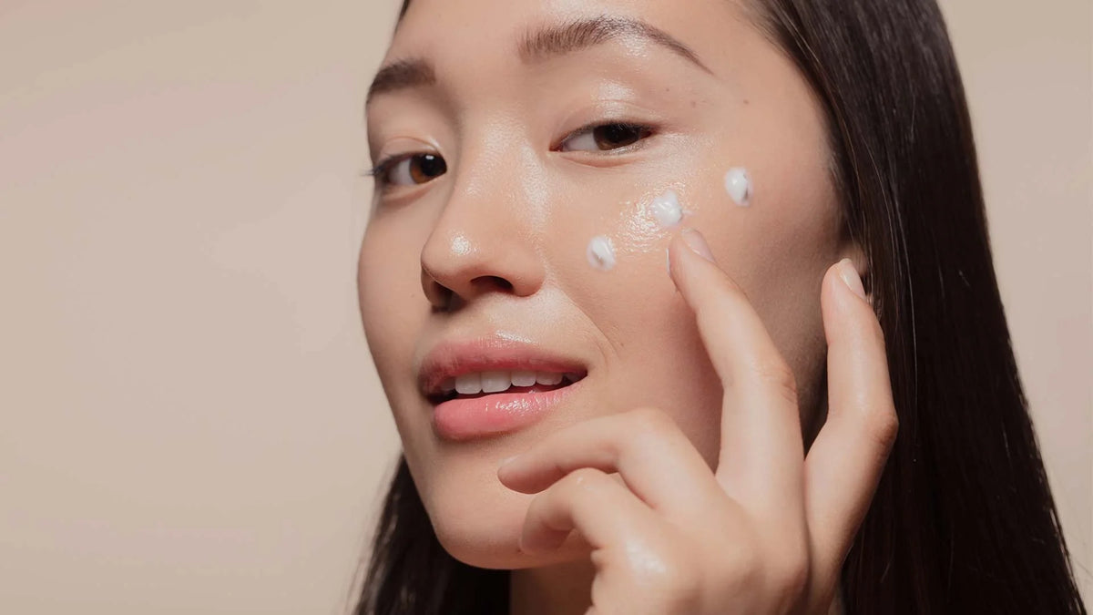 Punktbehandling med pimple patches och produkter för finnar och oren hud