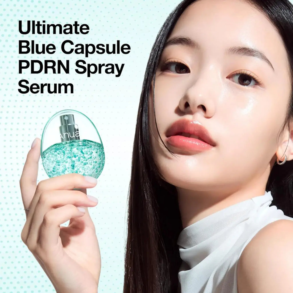 Modell som håller Anua PDRN Hyaluronic Acid Hydrating Capsule Mist med blå kapslar