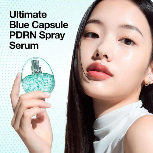 Modell som håller Anua PDRN Hyaluronic Acid Hydrating Capsule Mist med blå kapslar