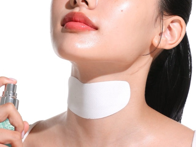 Modell använder ANUA PDRN Collagen Melting Patch på halsen tillsammans med mist