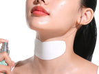 Modell använder ANUA PDRN Collagen Melting Patch på halsen tillsammans med mist