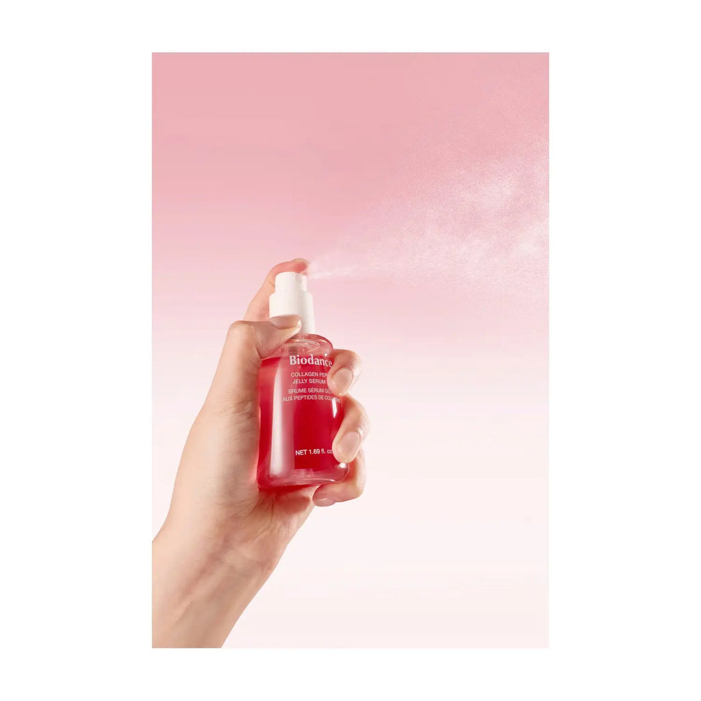BIODANCE Collagen Peptide Jelly Serum Mist som sprayas över huden