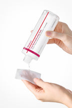 Applicering av Centellian24 Madeca Time Reverse Boosting Toner med bomullsrondell