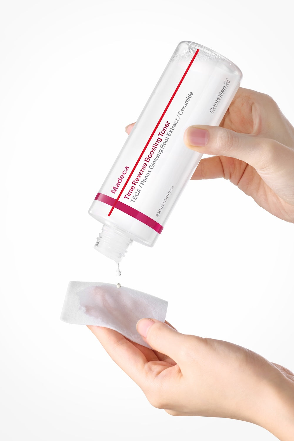 Applicering av Centellian24 Madeca Time Reverse Boosting Toner med bomullsrondell
