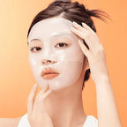 COSRX 5 PDRN Hyaluronic Acid Hydrogel Mask applicerad på ansiktet