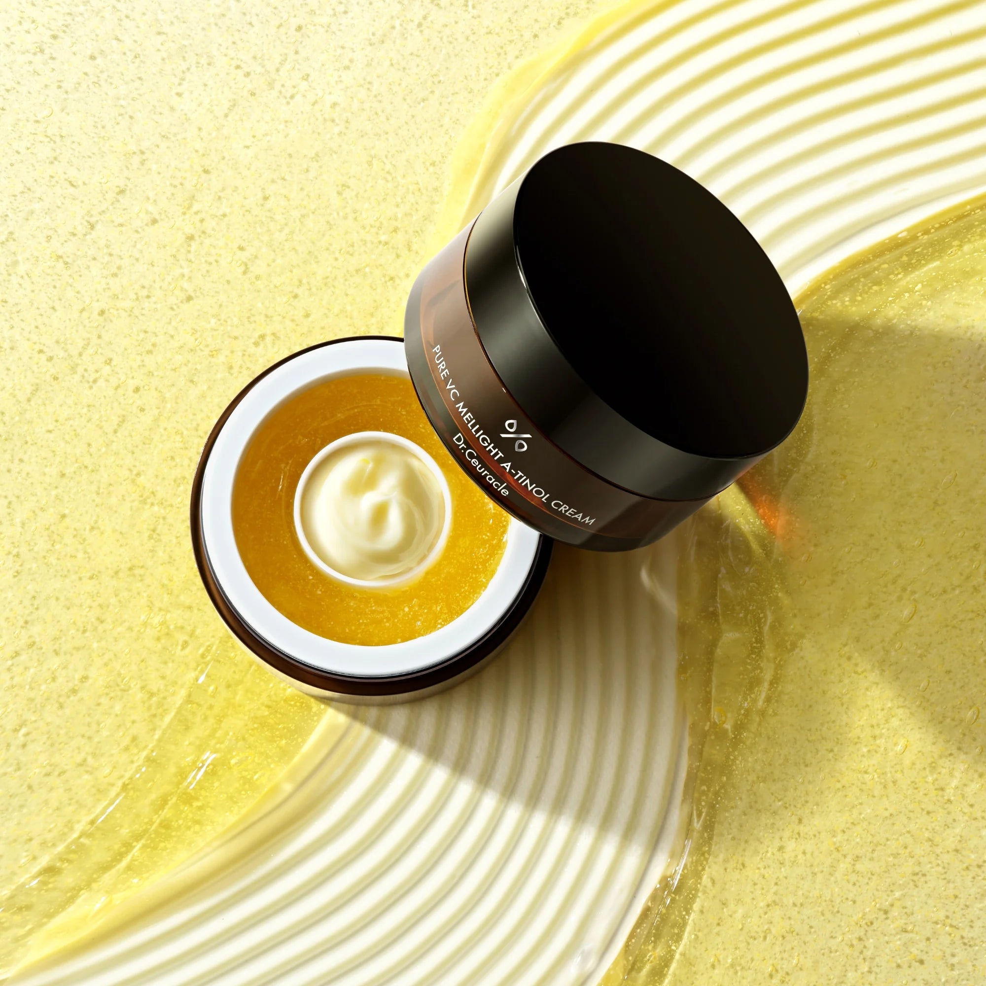 Dubbelkrämens textur i Dr.Ceuracle Pure VC Mellight A-tinol Cream