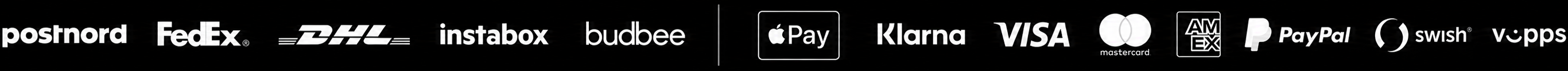 Vita logotyper för frakt- och betalningsalternativ på svart footer, inklusive PostNord, FedEx, DHL, Instabox, Budbee, Apple Pay, Klarna, Visa, Mastercard, American Express, PayPal, Swish och Vipps