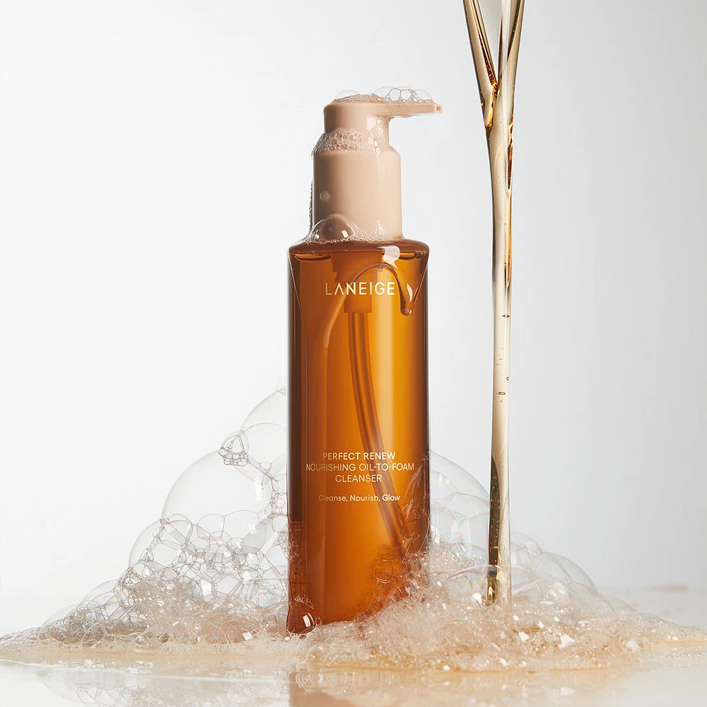 Oil-to-foam cleanser som avlägsnar makeup, solskydd och orenheter utan att torka ut huden