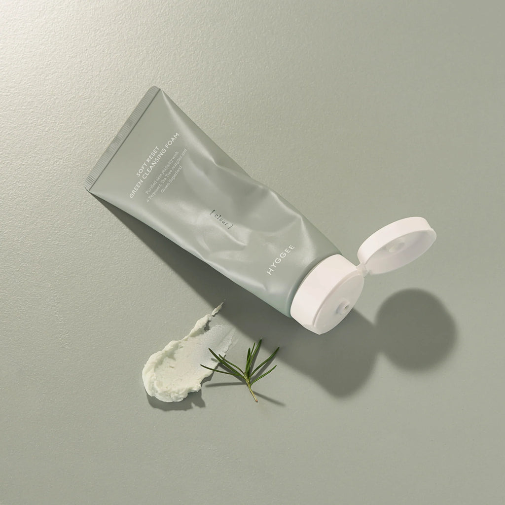 HYGGEE cleansing foam med tea tree som lugnar huden och motverkar orenheter