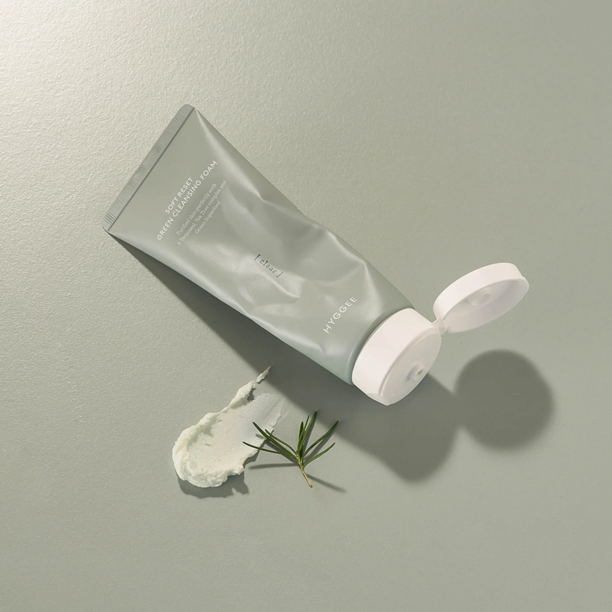 HYGGEE cleansing foam med tea tree som lugnar huden och motverkar orenheter