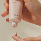 HYGGEE tone-up solkräm med peach-ton som ger jämn hudton och naturlig glow