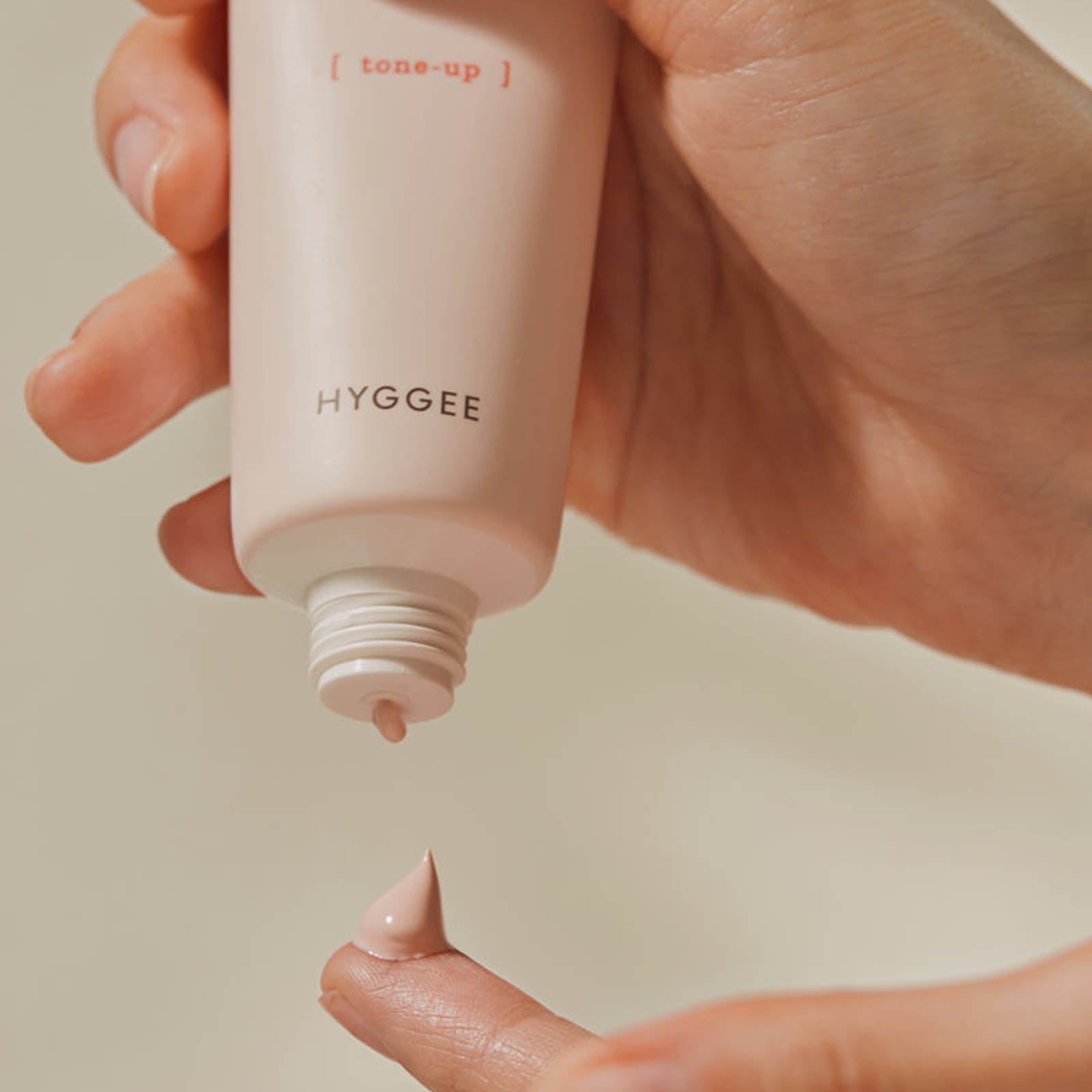 HYGGEE tone-up solkräm med peach-ton som ger jämn hudton och naturlig glow