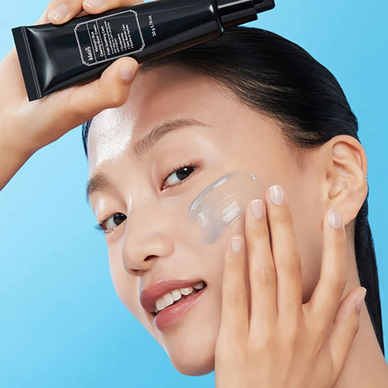 Modell applicerar Klairs Midnight Blue Clearing Water Cream på känslig hud