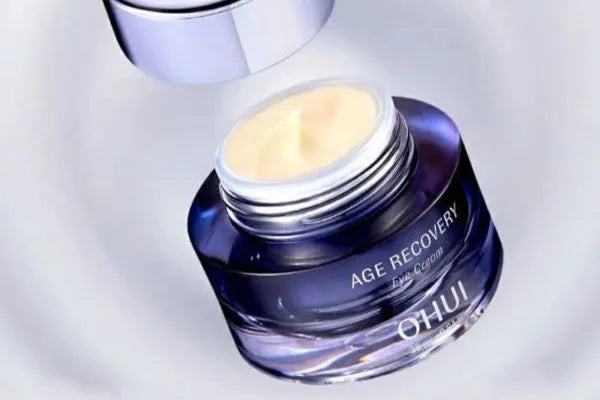 OHUI Age Recovery Eye Cream appliceras runt ögonområdet – minskar rynkor, mörka ringar och svullnad