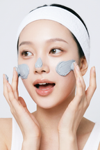 Kaolin- och bentonitmask som hjälper till att minska synliga porer och balansera talgproduktionen