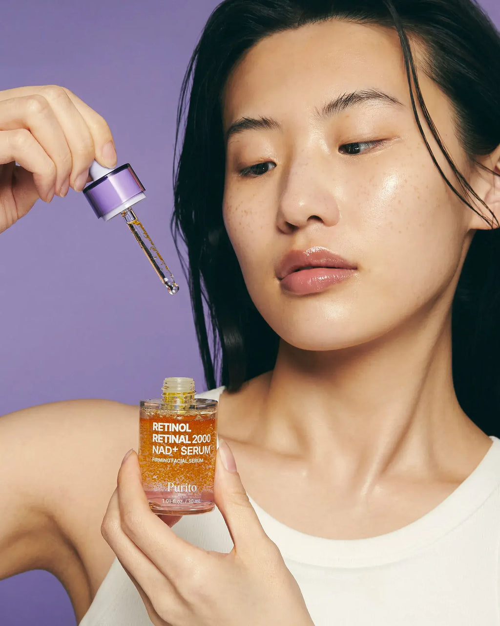 Applicering av PURITO Retinol Retinal 2000 NAD+ Serum med pipett