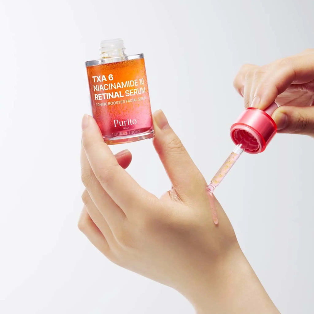 Applicering av PURITO TXA 6 Niacinamide 10 Retinal Serum med pipett