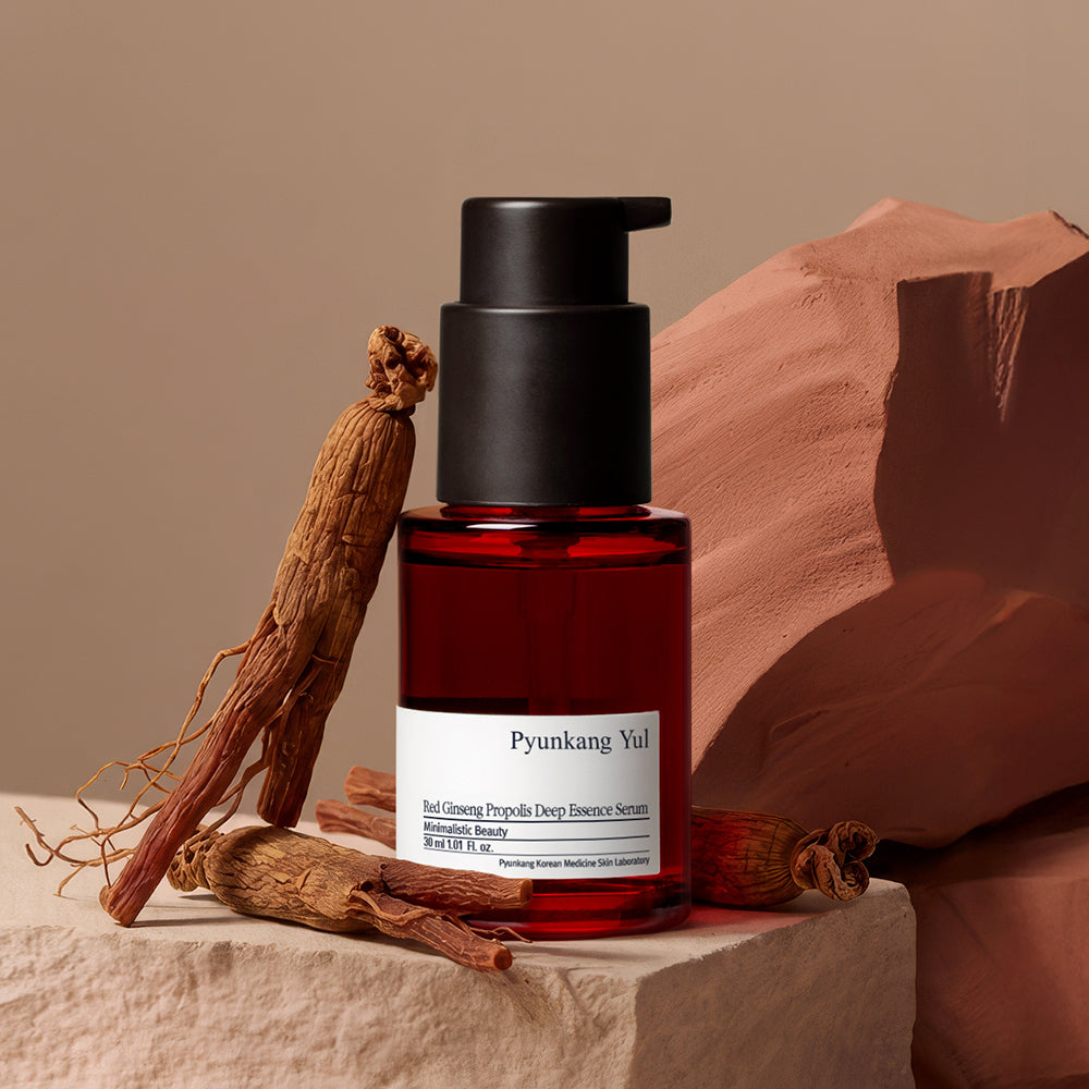 Pyunkang Yul Red Ginseng Propolis Deep Essence Serum 30 ml i droppflaska, återfuktande ansiktsserum med ginseng och propolis som ger fastare hud och naturlig lyster.