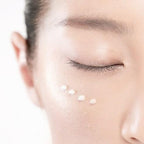 Silkeslen textur hos PyunkangYul Black Tea Time Reverse Eye Cream – smälter in utan att kännas tung