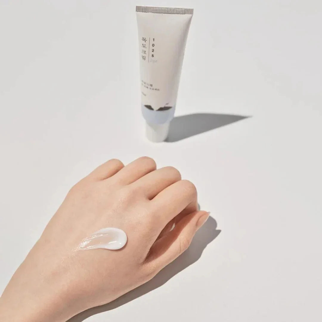 Lätt och snabbabsorberad textur hos ROUNDLAB 1025 Dokdo Eye Cream – passar känslig och torr hud
