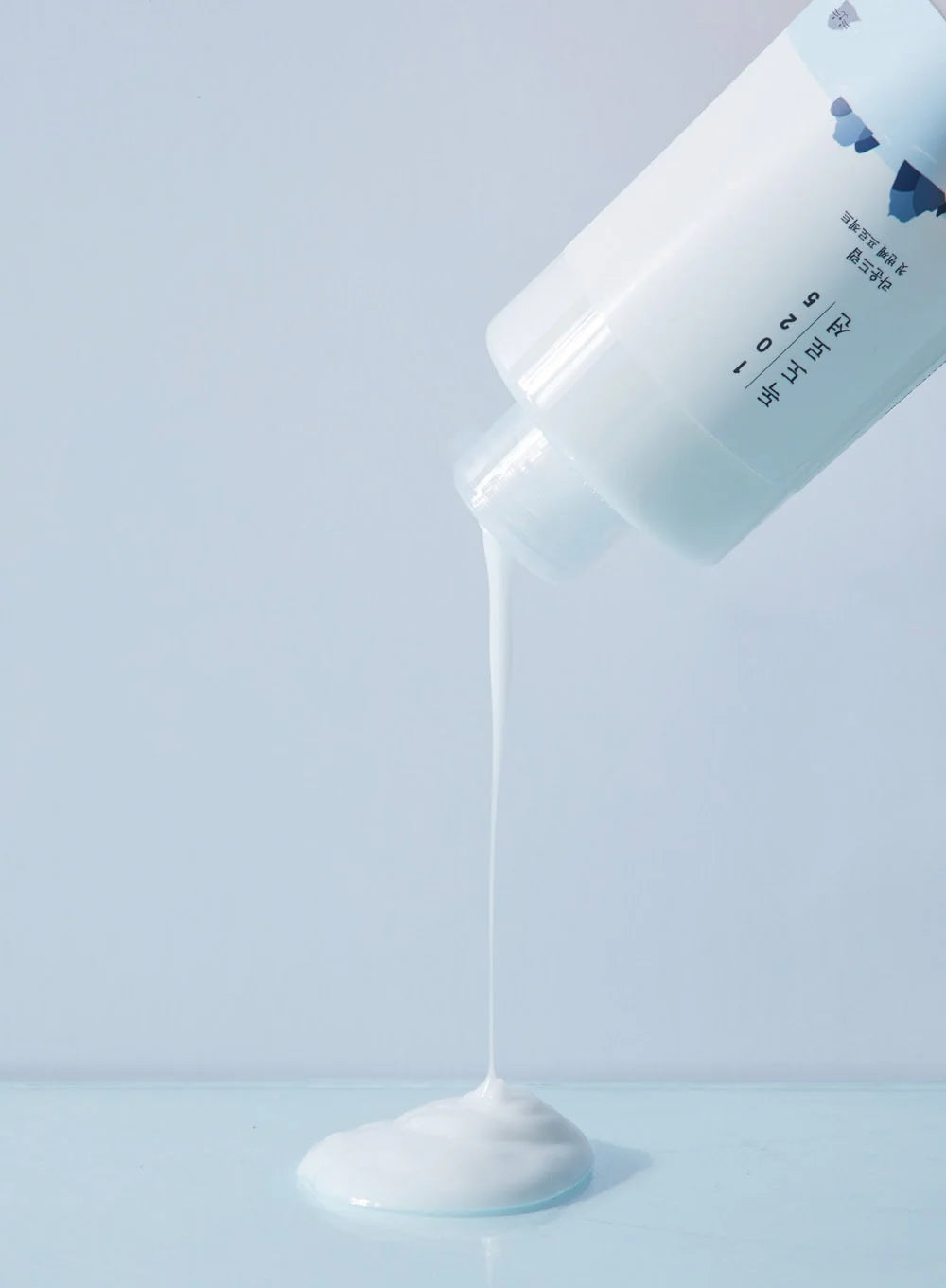 ROUNDLAB Dokdo Lotion silkeslen konsistens med Triple Hyaluronic Acid och Panthenol