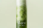 slowpure Green Vibes Matcha Essence flaska i grön produktmiljö