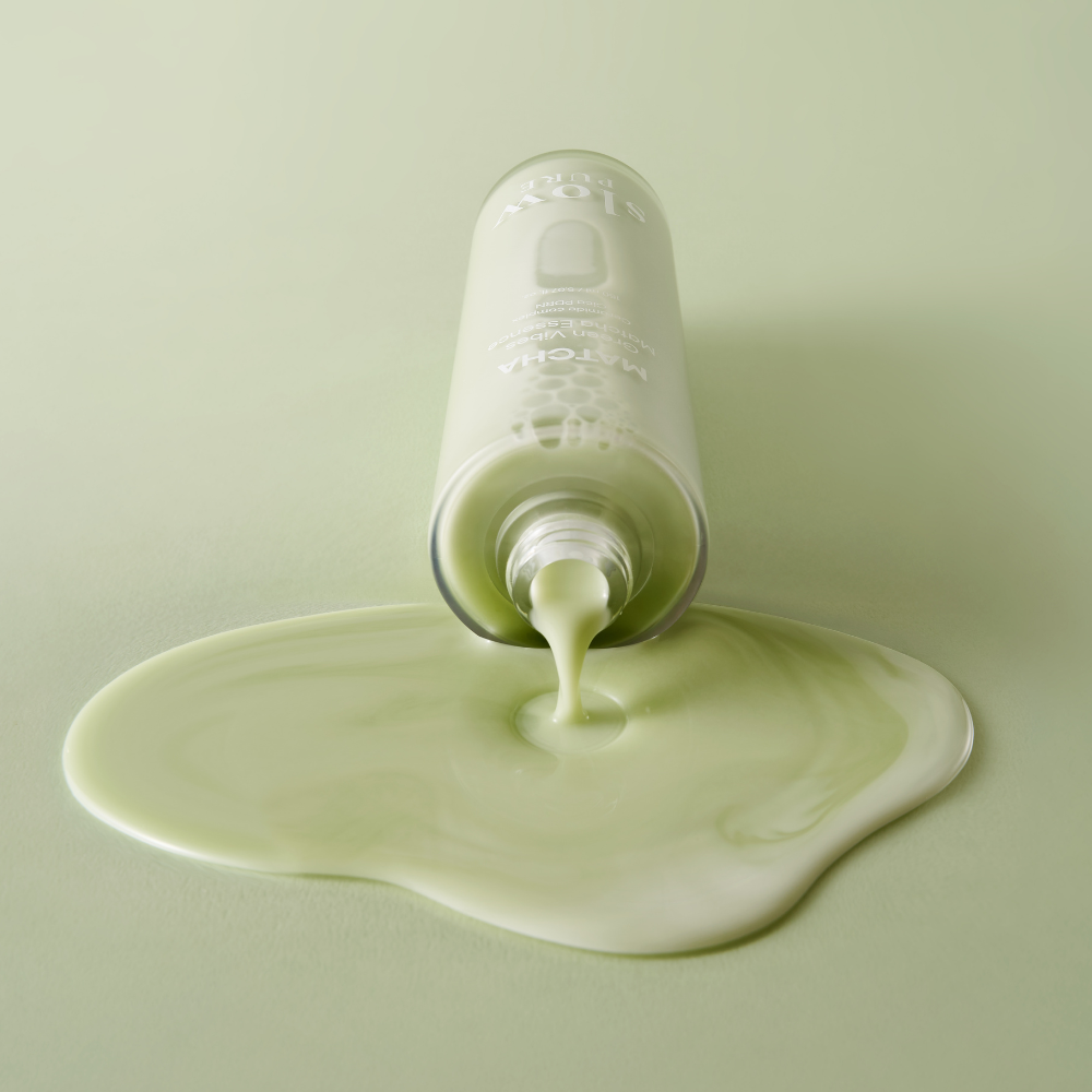 slowpure Green Vibes Matcha Essence med matchablad och mjölkig essence