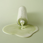 slowpure Green Vibes Matcha Essence med matchablad och mjölkig essence