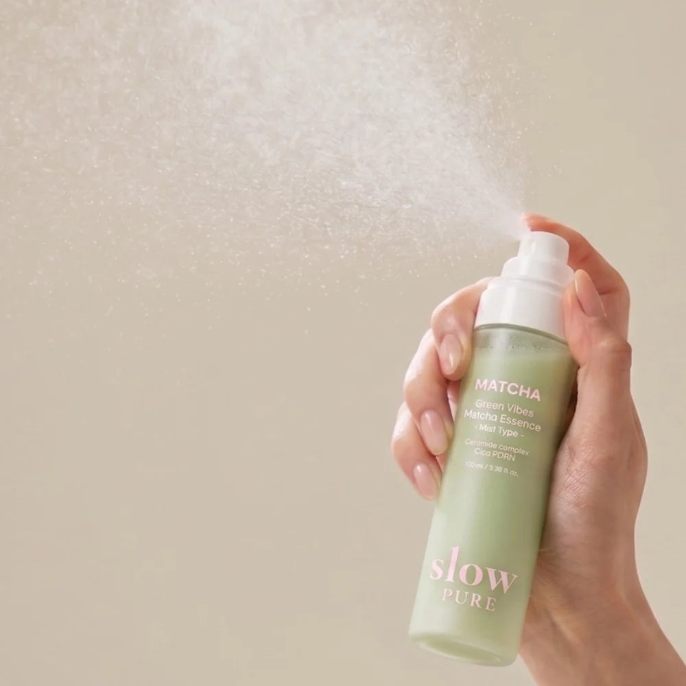 slowpure Matcha Essence ansiktsmist som sprayas över huden