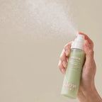 slowpure Matcha Essence ansiktsmist som sprayas över huden