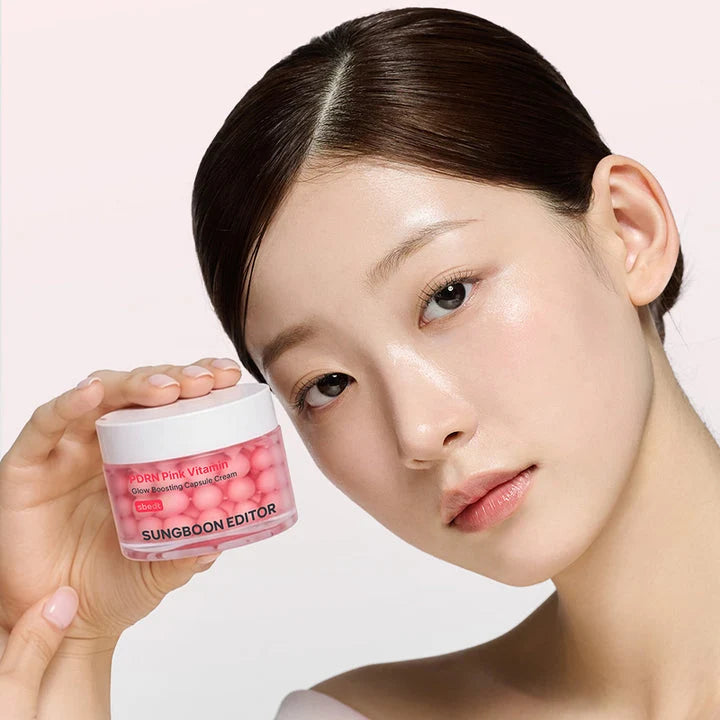 Modell håller SUNGBOON EDITOR PDRN Pink Vitamin Glow Boosting Capsule Cream