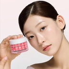 Modell håller SUNGBOON EDITOR PDRN Pink Vitamin Glow Boosting Capsule Cream